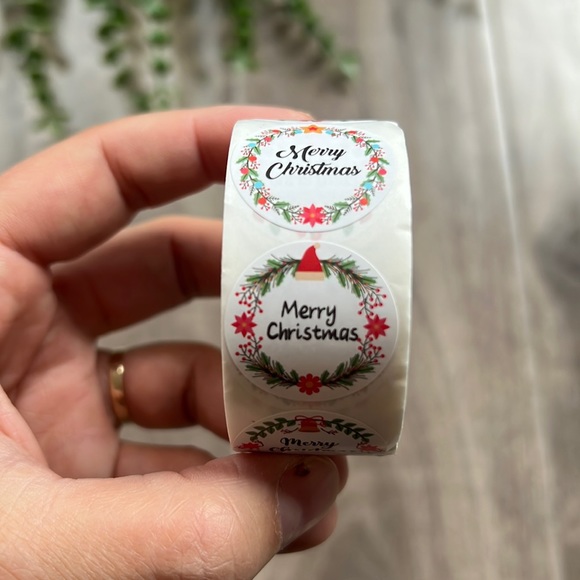 📦 3/$20 - roll of 500 1” Merry Christmas Wreath stickers🎄🎅🏻 - Picture 3 of 4